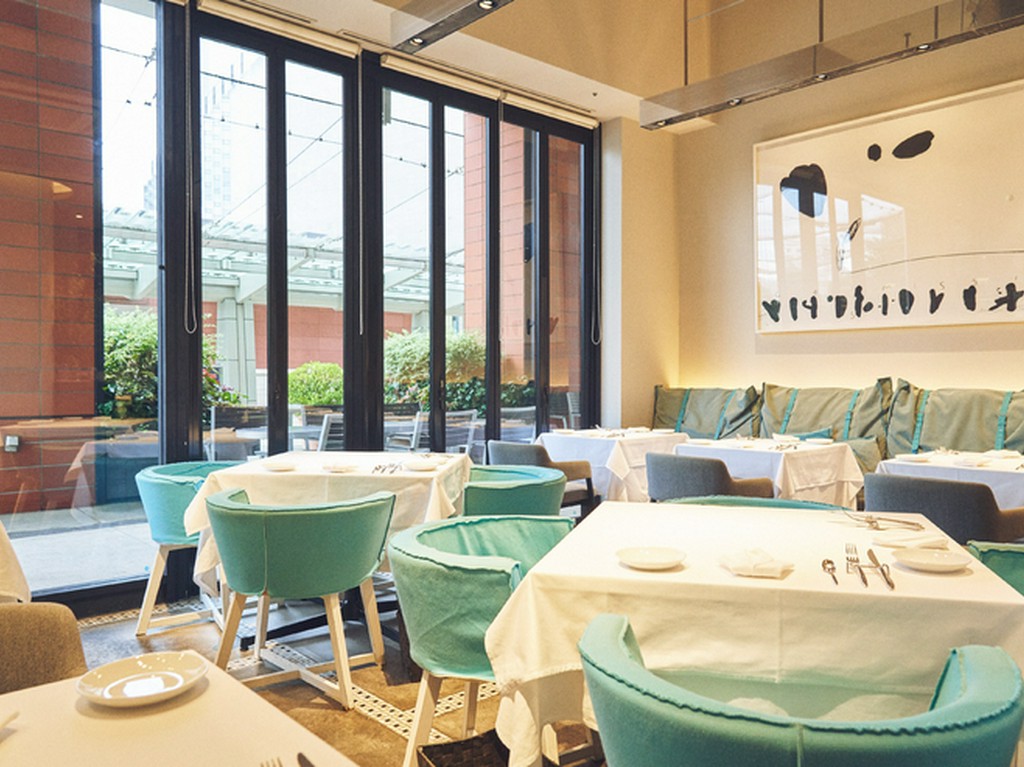 天井が高く開放感のあるダイニング	