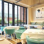 リストランテならではのクロスを敷いたテーブルの落ちついたインテリアは、ランチでは爽やかに、そしてディナーではドラマティックに食事を盛り上げてくれるでしょう。くつろぎと洗練のバランスの良さが魅力です。