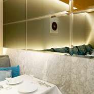 奥にあるゆったりとした完全個室では、商談など大切な打ち合わせにも向いています。また、個室なら、子ども同伴での食事も可能。周りを気にすることなく、ご家族でイタリア料理を存分に楽しむことができます。	