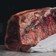 奥野シェフのモットーは、なるべく顔の見える生産者からの食材を料理に使うこと。理由はおいしさはもちろん安全で安心を保障できるから。牛肉は滋賀の精肉店「サカエヤ」から８歳以上の黒毛和牛を仕入れています。