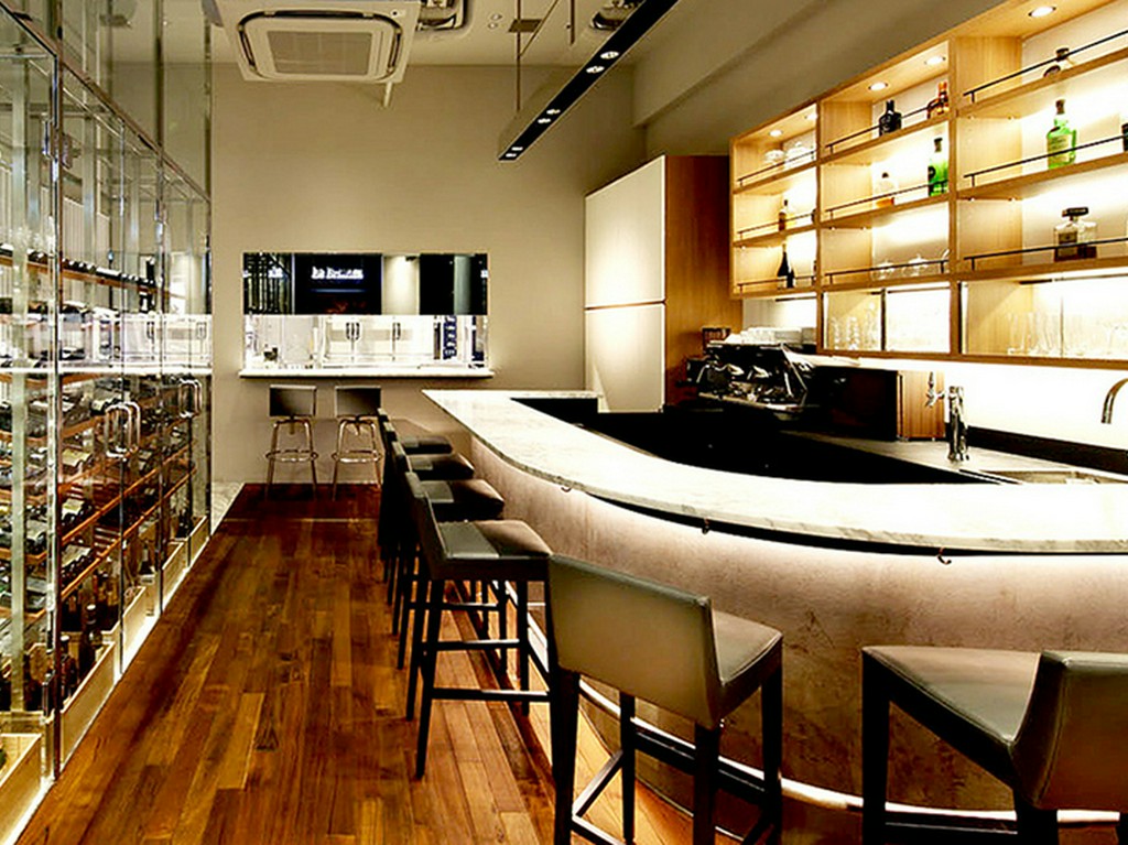 バーカウンターでは飲み物だけでも、一人の食事でもOK				