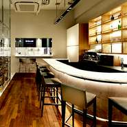 入り口のバーカウンターは、ワインと料理を一皿食べて帰る、という使い方もできて便利。一人でゆっくりと食事をしたいけれど、ダイニングだと落ち着かない、というゲストはカウンターに案内してくれるのも嬉しい。