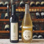 料理に合わせるワインはイタリアワインを。グラスワインは700円から。ソアヴェやブルネッロモンタルチーノなどのワインが、ハーフで頼めるのも嬉しい。ソムリエにその日の料理に合わせたワインを相談するもよし。			