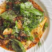 ナポリの郷土料理「ラグー」はボロネーゼと違い大きめの肉でつくるのがポイント。さっぱりとした壱岐の夏鹿でつくり、たっぷりのハーブで仕上げた爽やかな味わいです。パスタは歯応えがよい手打ちのパッパルデッレ。