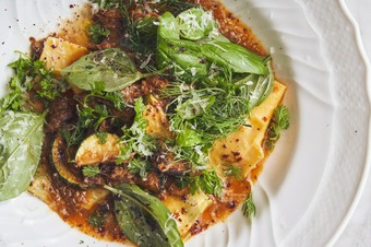 ナポリの伝統料理をアレンジ『夏鹿のラグーナポレターナ　パッパルデッレ』