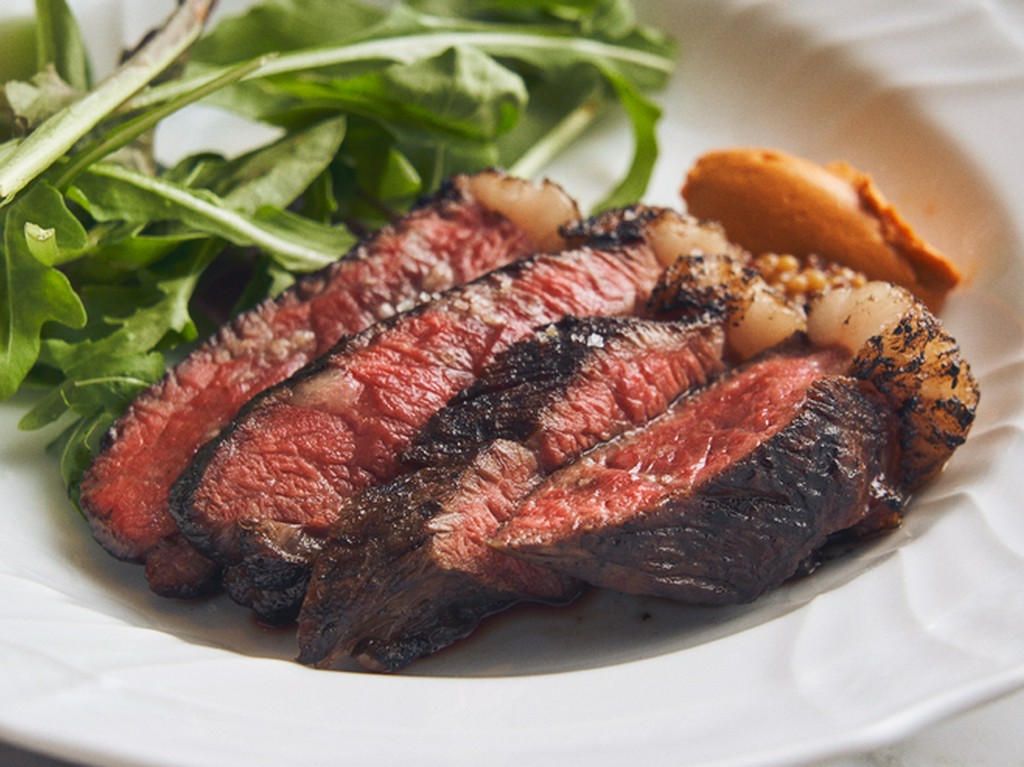 ガリッと炭火で焼き上げた『鹿児島産黒毛和牛の炭火焼き　ロメスコソース』