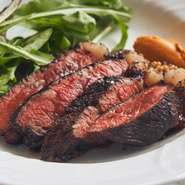 15歳の黒毛和牛のランイチを、ガリッと炭火で焼き上げた一品。周りをしっかり焼くことで年齢を重ねた牛の旨み、熟成した香りがより生きます。ロメスコソースと甘みを引きだし焼いた、野菜がアクセント。