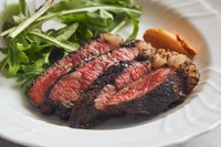 ガリッと炭火で焼き上げた『鹿児島産黒毛和牛の炭火焼き　ロメスコソース』