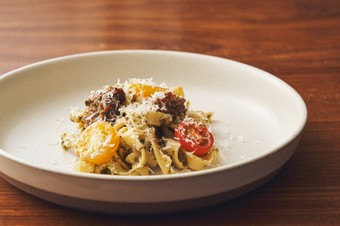 『自家製イタリアンソーセージと手打ちフェットチーネ レモンバジルソース』