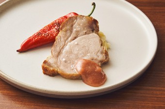 『福留豚の肩ロースのロースト　ルバーブソースを添えて』