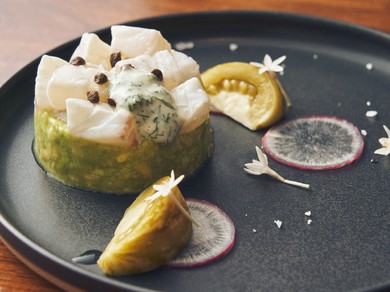 『真鯛のセビーチェ　アボカドハーブソースを添えて』