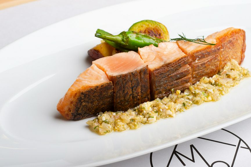 フランス料理の解釈で鮭の塩焼きを表現!『鮭ミ・キュイ塩焼き、いぶりがっこラヴィゴットソース御膳』