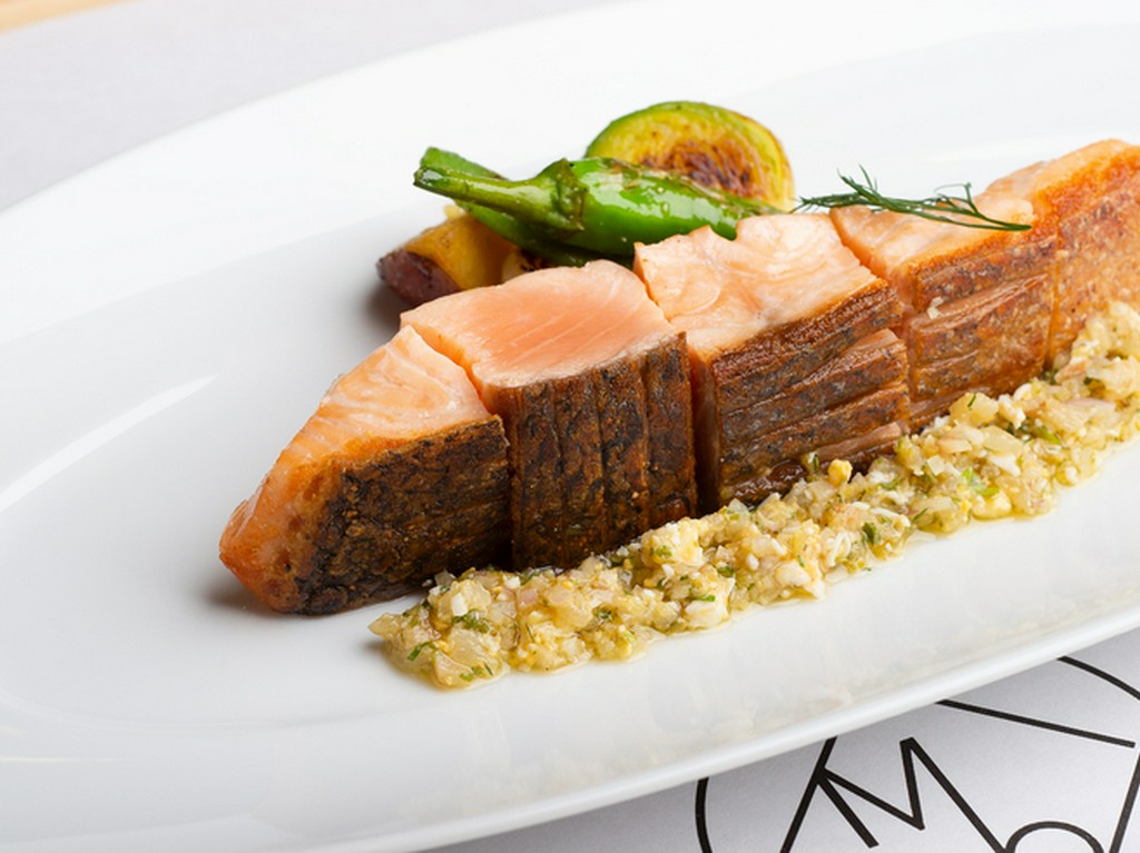 フランス料理の解釈で鮭の塩焼きを表現！『鮭ミ・キュイ塩焼き、いぶりがっこラヴィゴットソース御膳』