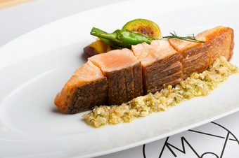 フランス料理の解釈で鮭の塩焼きを表現！『鮭ミ・キュイ塩焼き、いぶりがっこラヴィゴットソース御膳』