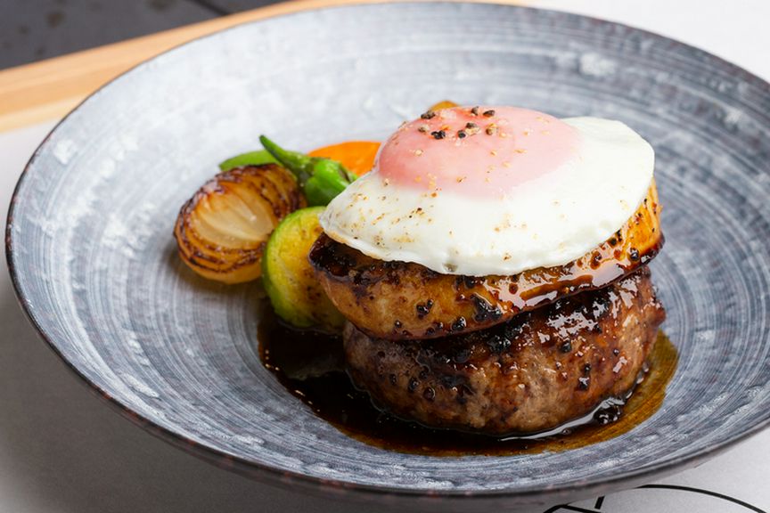 卵とろ〜り「みんなが好きな味」をフォワグラとペリグーソースで贅沢に『ハンバーグ・ロッシーニ御膳』