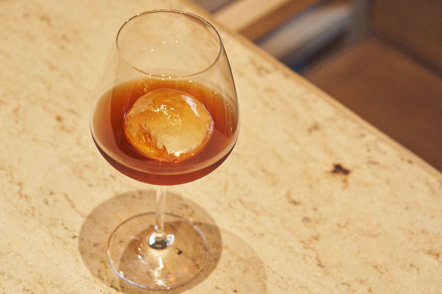 コーヒーカクテルチャンピォンがシェイカーを振る『シニョリーニャ』