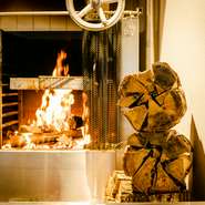 炉窯の中の温度は、右側の炎が燃え盛っている方は約260℃、左側の熾火を敷いてある方は160℃前後が大体の目安。双方の炎や火加減を見つつ、焼き分けるのは手練の技。データ化できない経験がものをいいます。