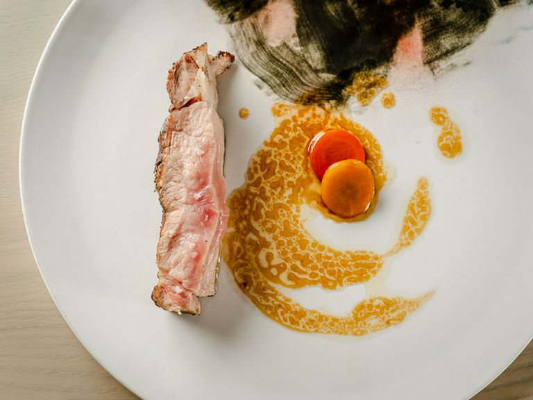 薪の香りをまとった『フランス産仔牛 藁のソースと熟成させたコーヒーkombucha』