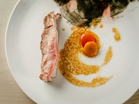 薪の香りをまとった『フランス産仔牛　藁のソースと熟成させたコーヒーkombucha』