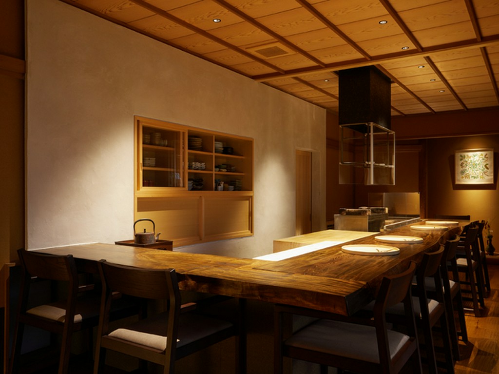 もっともおいしい瞬間を逃さない焼き場を前面に据えたカウンター