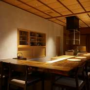 杉山氏が先代から店を継ぎ、変えたのはカウンター席の新設。料理の最高潮である一瞬を逃さず客席に届けるよう、焼き場の位置やカウンターの奥行きなども細かく設計して設えました。