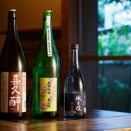 日本酒は地元のものが中心。なるべく偏らないようバランス良く揃えますが、基本は重くなりすぎない、きれいな酒が軸。繊細な料理と透明感のある酒が響き合い、上質な時間を生み出します。
