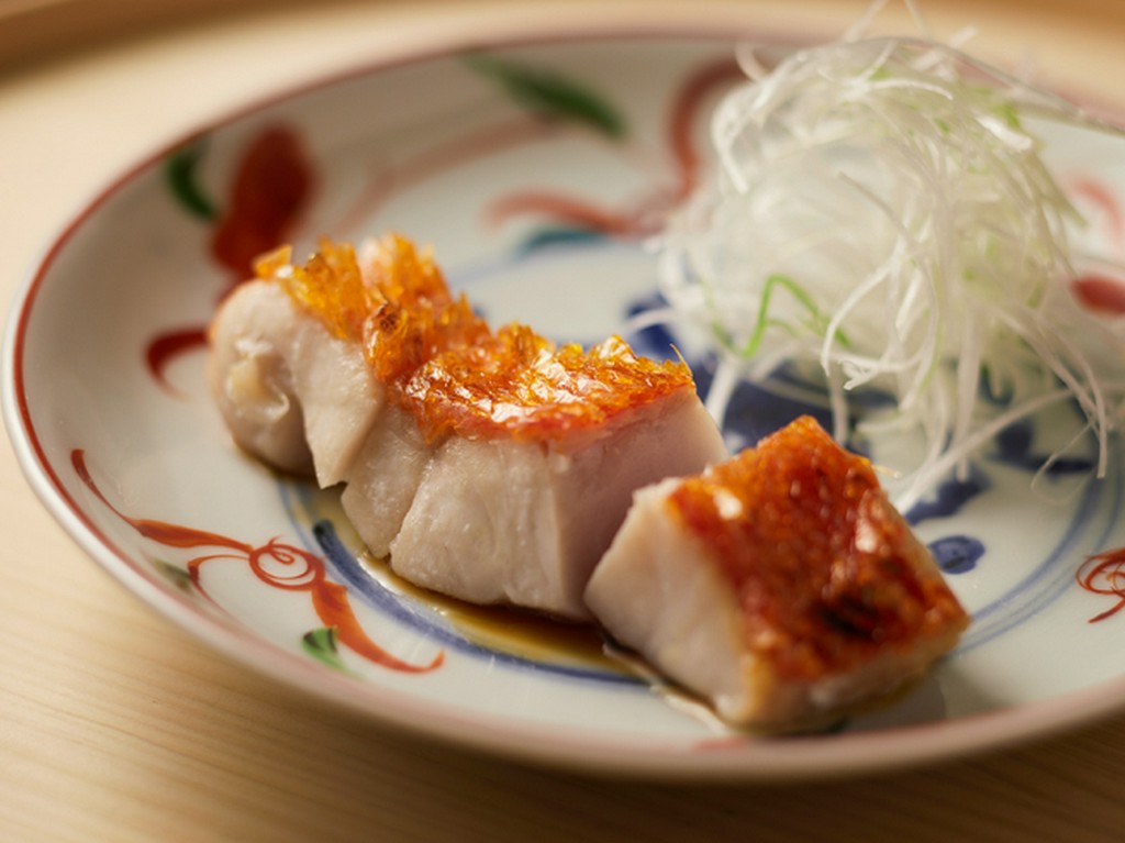 日本料理の焼きの技術を一品に込めた『キンメの鱗焼き』