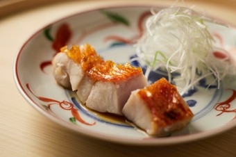 日本料理の焼きの技術を一品に込めた『キンメの鱗焼き』