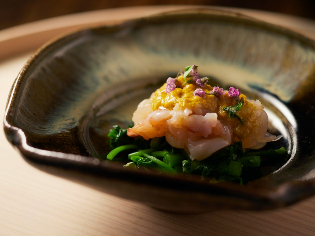 レアの一瞬を切り取る絶妙な火入れで甘みを引き出す『伊勢海老の炙り』