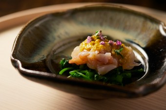 レアの一瞬を切り取る絶妙な火入れで甘みを引き出す『伊勢海老の炙り』