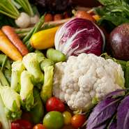 「食材は旅をさせてはいけない」を信条とする小林圭氏の思いから、地産地消で素材を活かした料理に。とくに野菜は直接土に触れ、空気を感じて判断できるため、地域の特色を表現するのに最適です。
