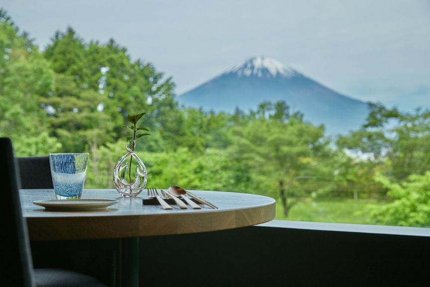 巨匠の計算が随所に潜む内装と窓外に望む富士山の雄大な姿