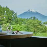 店舗の設計は建築家・内藤廣氏が担当。地域に寄り添った店づくりの観点から、日本らしい木の温もりを活かした内装に。窓外に望む美しい富士山が、素晴らしい開放感を演出します。
