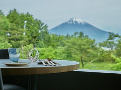 巨匠の計算が随所に潜む内装と窓外に望む富士山の雄大な姿