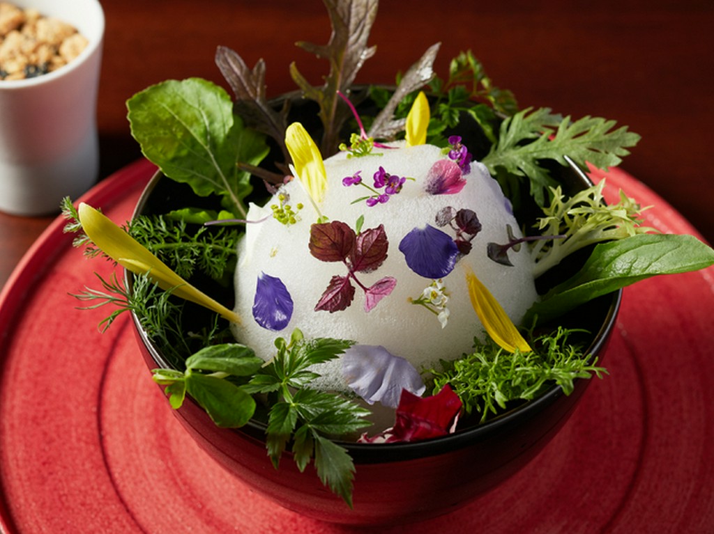 自らの手で豪快にかき混ぜて完成する『庭園風季節のサラダ』