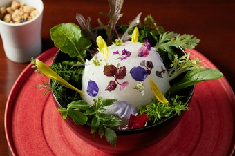 自らの手で豪快にかき混ぜて完成する『庭園風季節のサラダ』