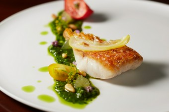 香ばしさとジューシーさの競演。バジルペーストで味わう『キンメダイの鱗焼き』