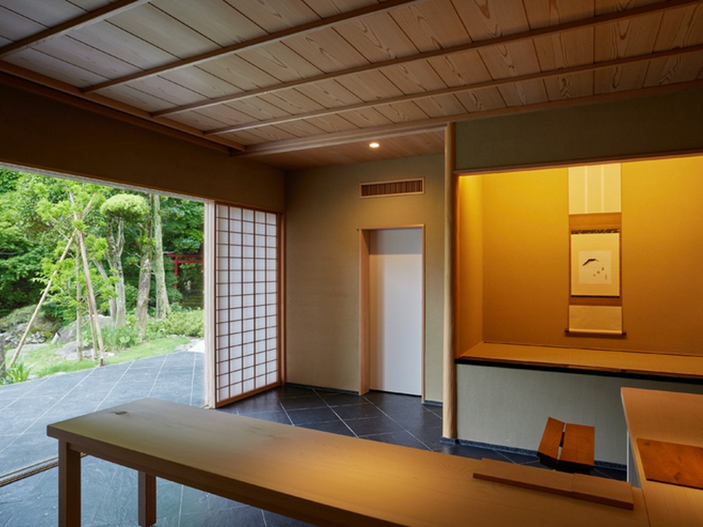 庭園を備えたロケーションを最大限に活かす演出