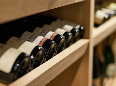 店主が全幅の信頼を寄せるソムリエールがワインを厳選
