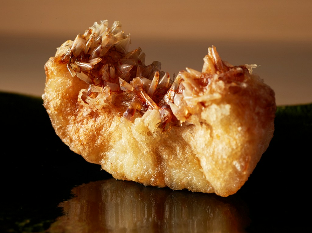 身の部分にのみ衣をまとわせ、香ばしさと食感を両立する『甘鯛』