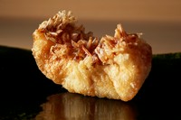 身の部分にのみ衣をまとわせ、香ばしさと食感を両立する『甘鯛』