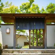 静岡市の郊外にある店は、築50年の日本家屋を改装した静謐な空間。美しい庭園を抜けて玄関へとたどりつくアプローチが、訪れたゲストの心をリラックスさせることでしょう。