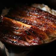 素材、熱源、温度、焼きのすべてにこだわる岡田氏が目指したのは、ふわっとやわらかな「関東風」と、皮目がぱりっと香ばしい「関西風」の長所を引き出した蒲焼。羽釜で炊く白米もまた鰻を引き立てます。