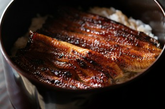 素材の力強さとくどさのない澄み切った味わい。相反する魅力が同居する『鰻丼』