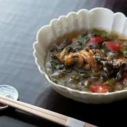 7匹分の鰻の尾びれを使った贅沢な一皿。尾びれは一度揚げてから焼くことで、サクッとしつつ食感はふわっと軽い。季節野菜のじゅんさいやトマト、わさびの茎の酢漬けを合わせることで、さっぱり心地良く味わえます。
