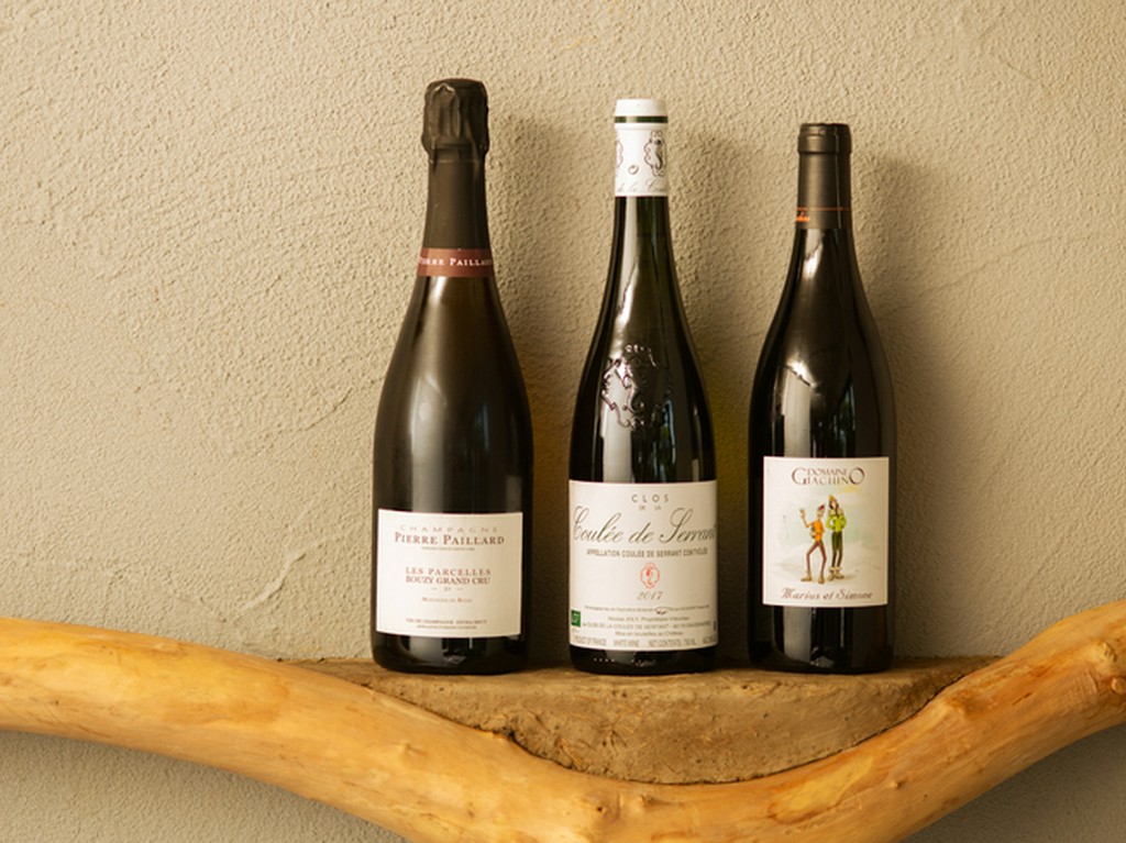 料理の味が映えるワインを、専属ソムリエがチョイス