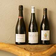 専属ソムリエこだわりのワインを70種類ほどオンリスト。産地はこだわらず、シェフがつくる料理が際立つよう厳選。ペアリングコースも用意し、多彩なワイングラスでソムリエおすすめのワインが楽しめます。