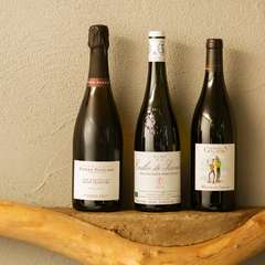 料理の味が映えるワインを、専属ソムリエがチョイス