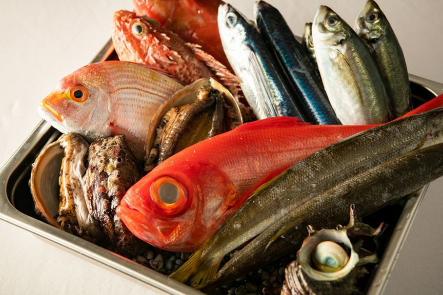 伊東港や三島などの地元食材を中心に取り入れ、四季折々を表現