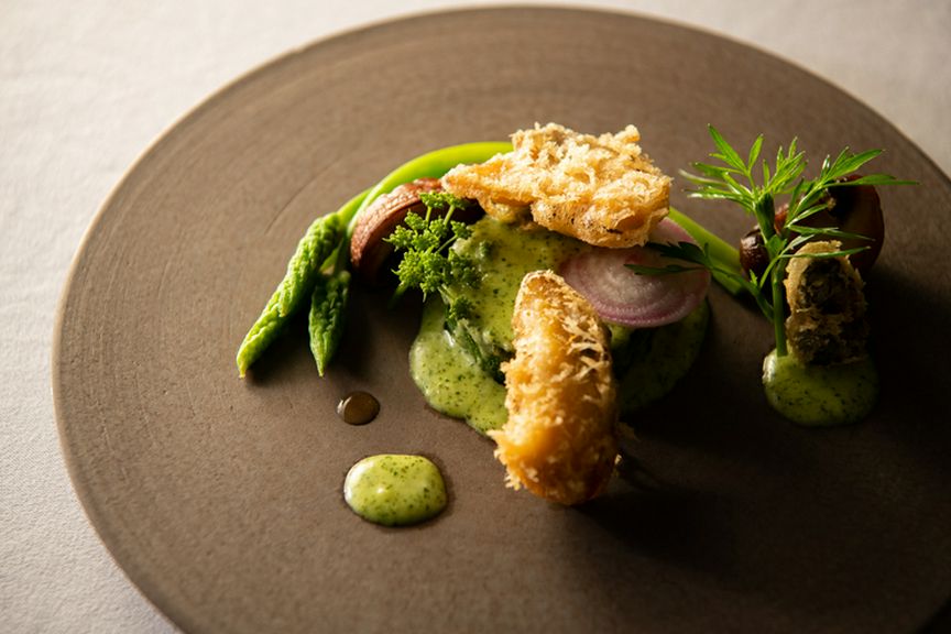 旬の夏野菜で彩られた『サザエのベニエ ズッキーニとシャンピニオン エスカルゴバターソース』